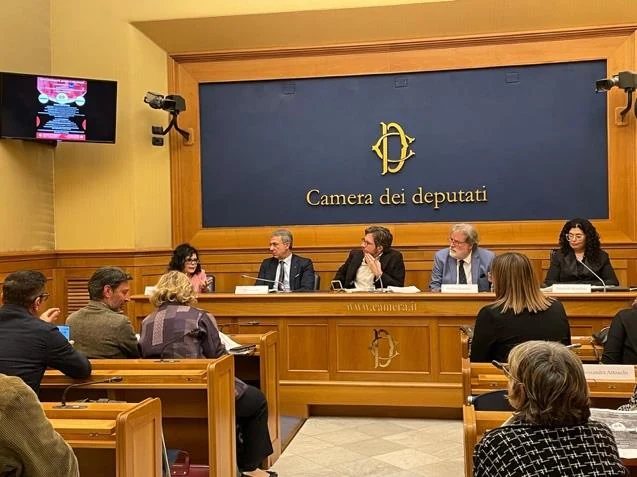 Palma Marino Aimone al tavolo dei relatori della Camera dei Deputati, all’incontro con l’onorevole Sergio Costa.